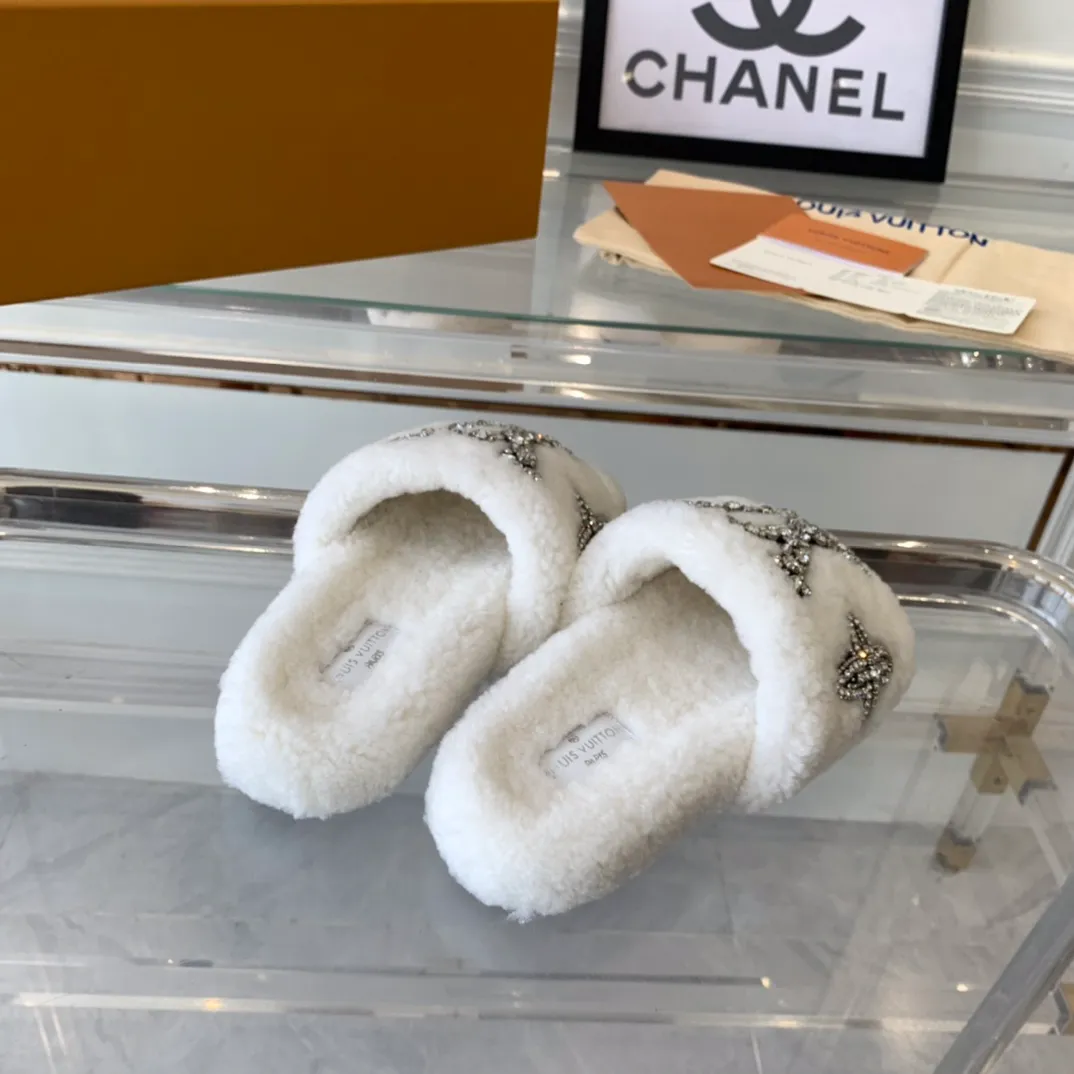 💕💕Factory direct selling price p440💕💕 LV new furry slippers, top version, made of fur and lambswool, hand-sewn with pure crystals, fashionable, low-key luxury, a must-have item for fairies, original molded non-slip rubber outsole Size: 35-40